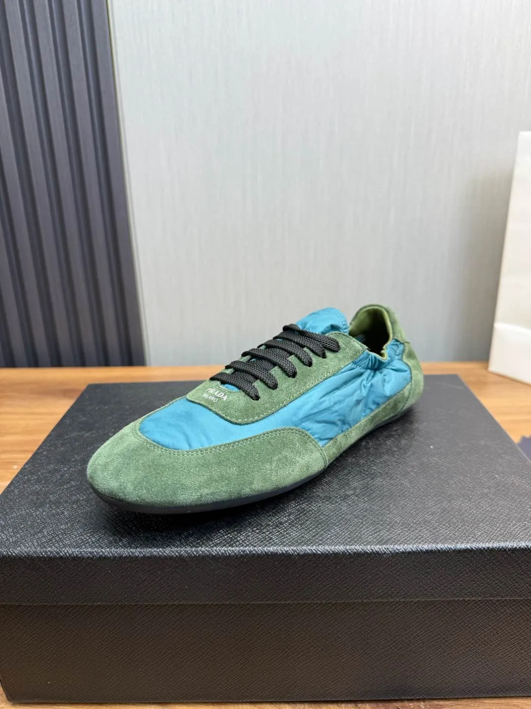 Men's shoes 💰600💰 PRADA 2025 Early Spring Collapse New Couple Style Sports Shoes Moral Training Shoes The name Collapse comes from the fact that it can be easily put on and taken off with bare hands. The light and comfortable features make it more relaxed and casual. The side elastic design can be worn twice! Super comfortable catwalk sneakers, as light and thin as ballet slippers, as comfortable as sneakers, comfortable and super light on the feet. Fabric: nubuck leather spliced ​​with nylon cloth. Silk cowhide foot pads. Size: Women's code 35/40 Men's code 39/45